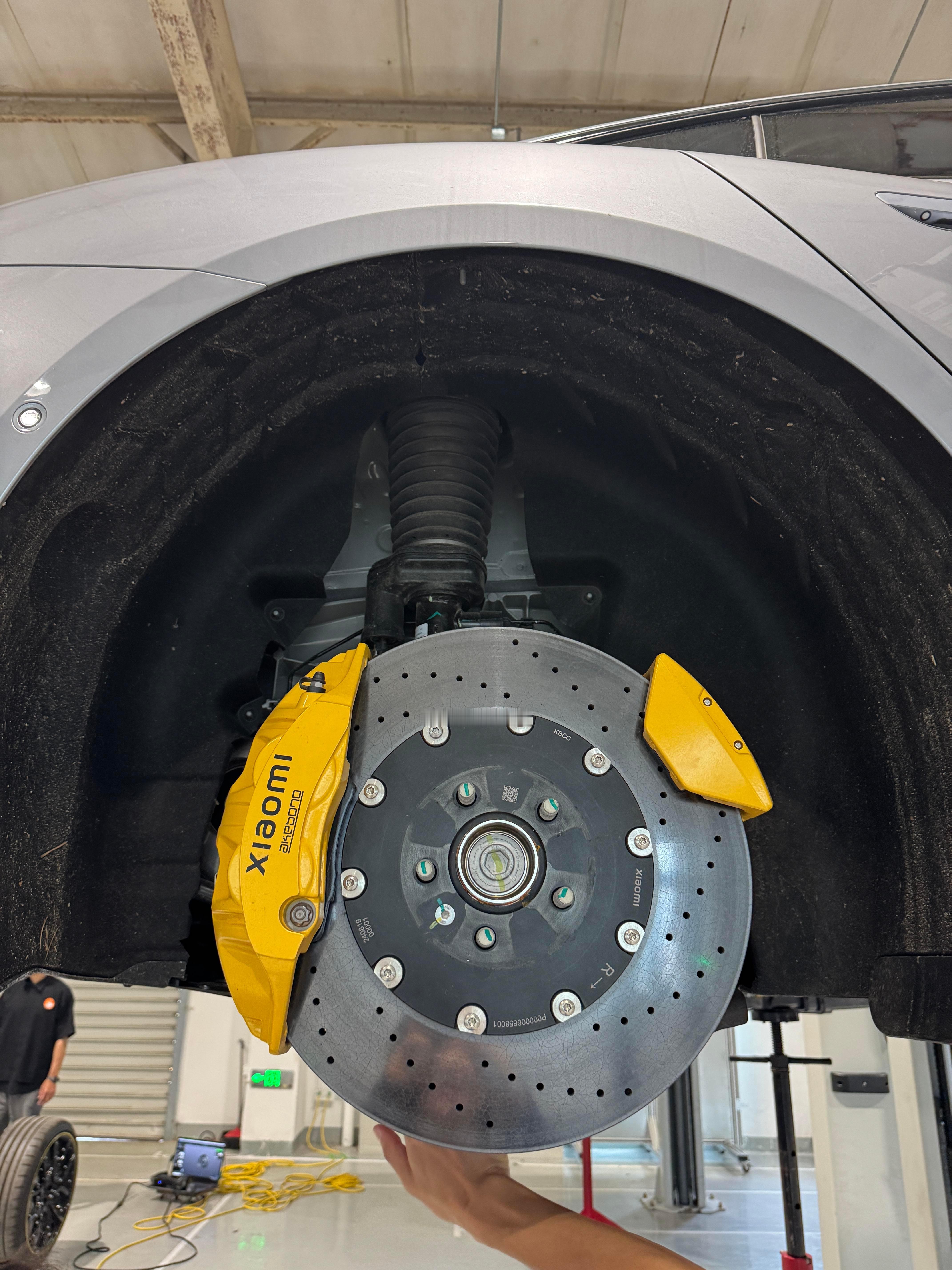 小米su7ultra 【赛道专业套装】是个超值的套件，原厂顶级绞牙，两套后轮加宽