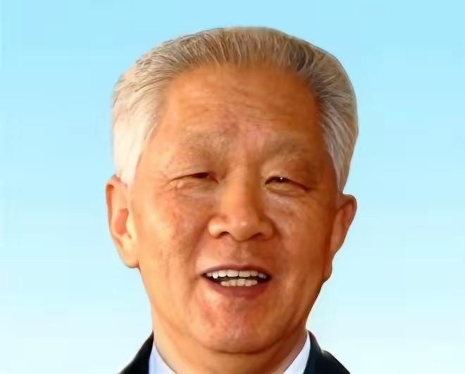 人走了，按规矩，八宝山。这是多大的荣光。
可他秘书，跟了40年的那个人，站出来说