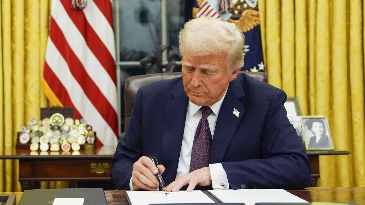 特朗普签署法令，对数十个国家征收关税


根据白宫文件，美国总统唐纳德·特朗普签