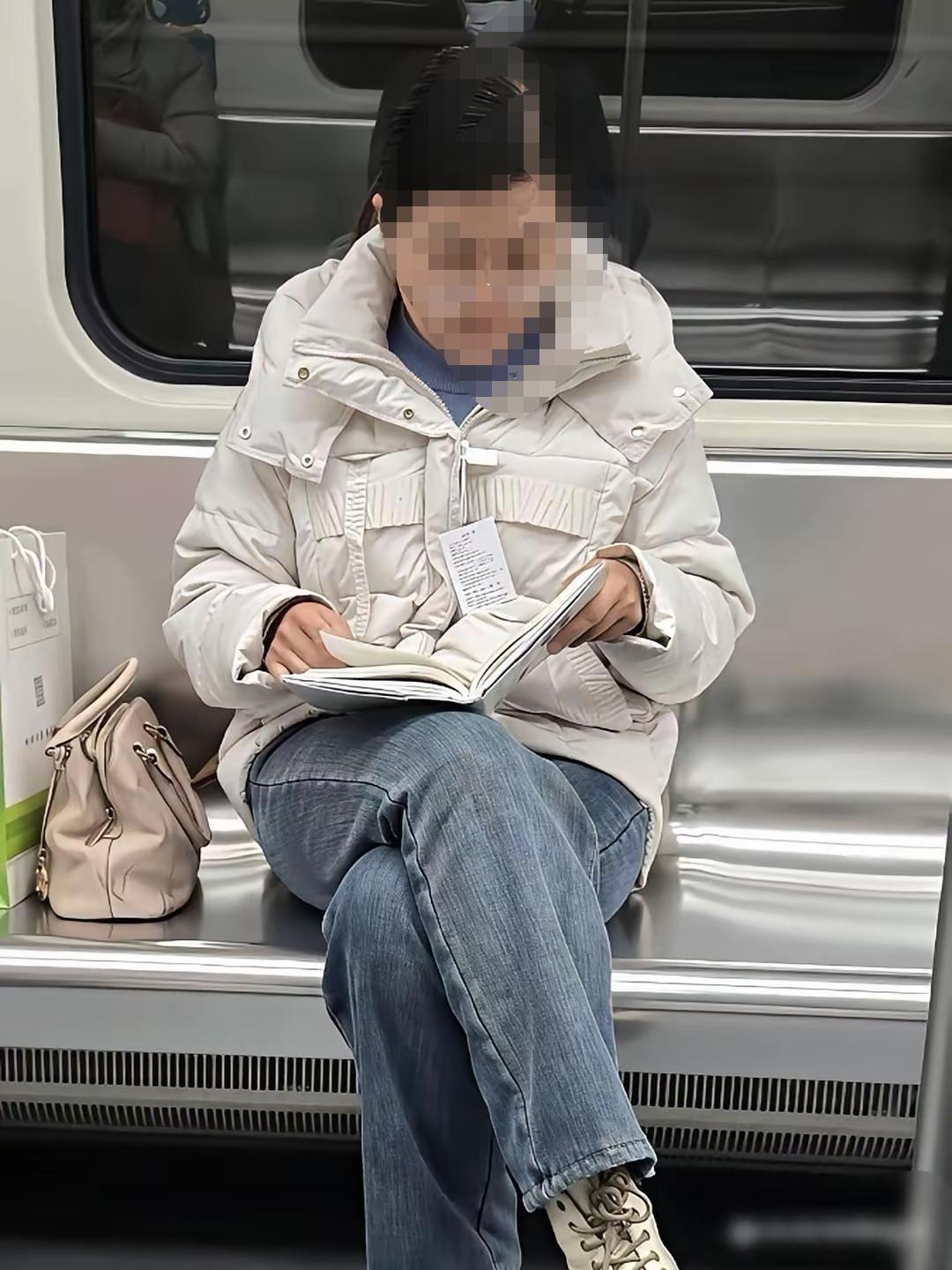 新衣服的牌子都不剪，这是想“试穿”几天就退货了吗？只要自己不觉得尴尬，尴尬的永远