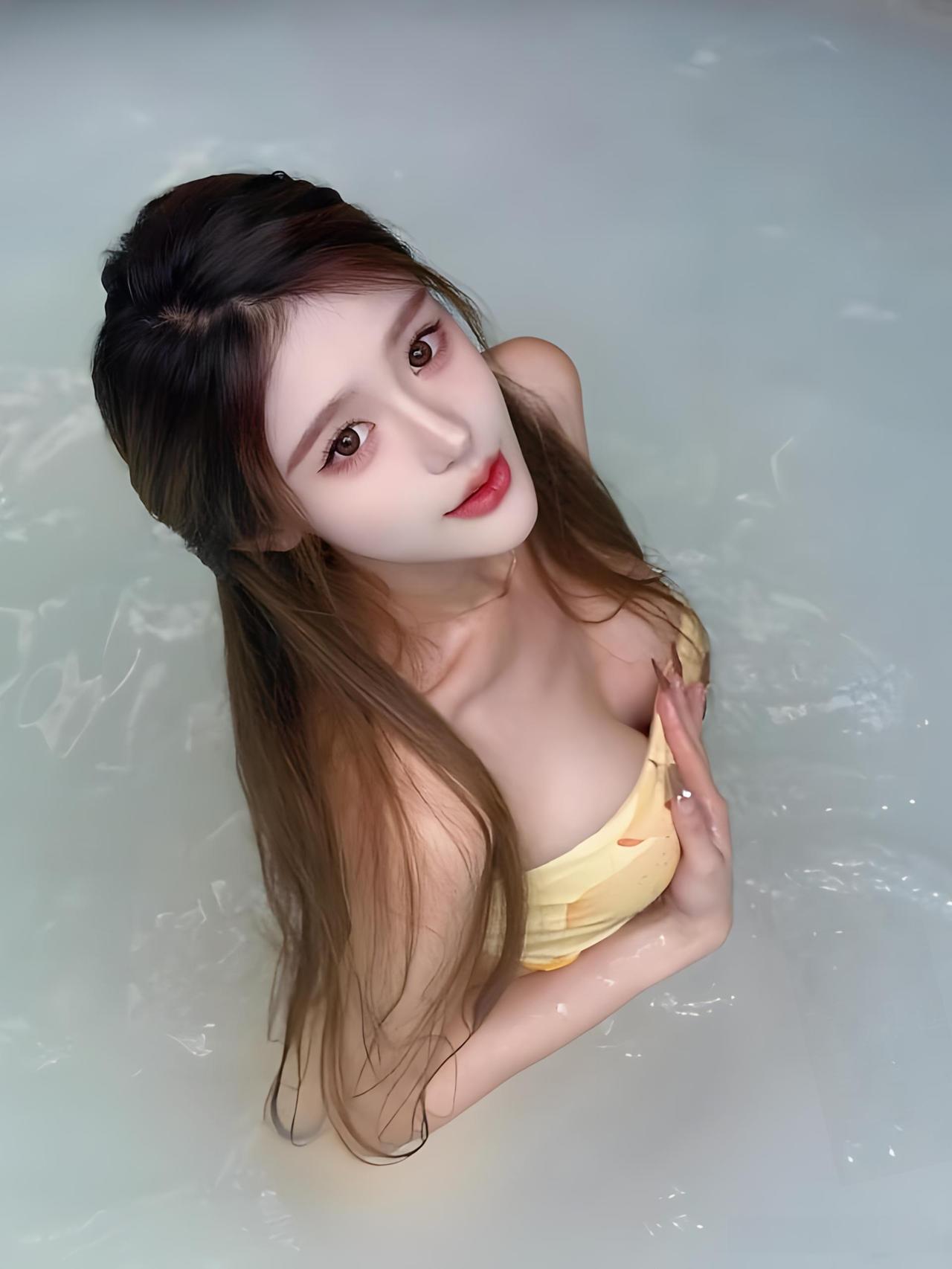 春水初生，漾着细碎的流光。风从柳梢溜过来，带着新泥与青草的气息，软软地拂过人面。