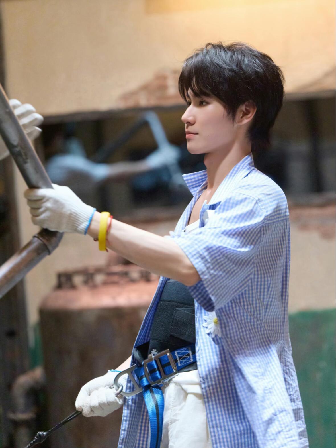 张真源到处找哥哥何老师吓张真源四格剧情：左顾右盼喊哥哥 → 想钻小孔把头藏 → 
