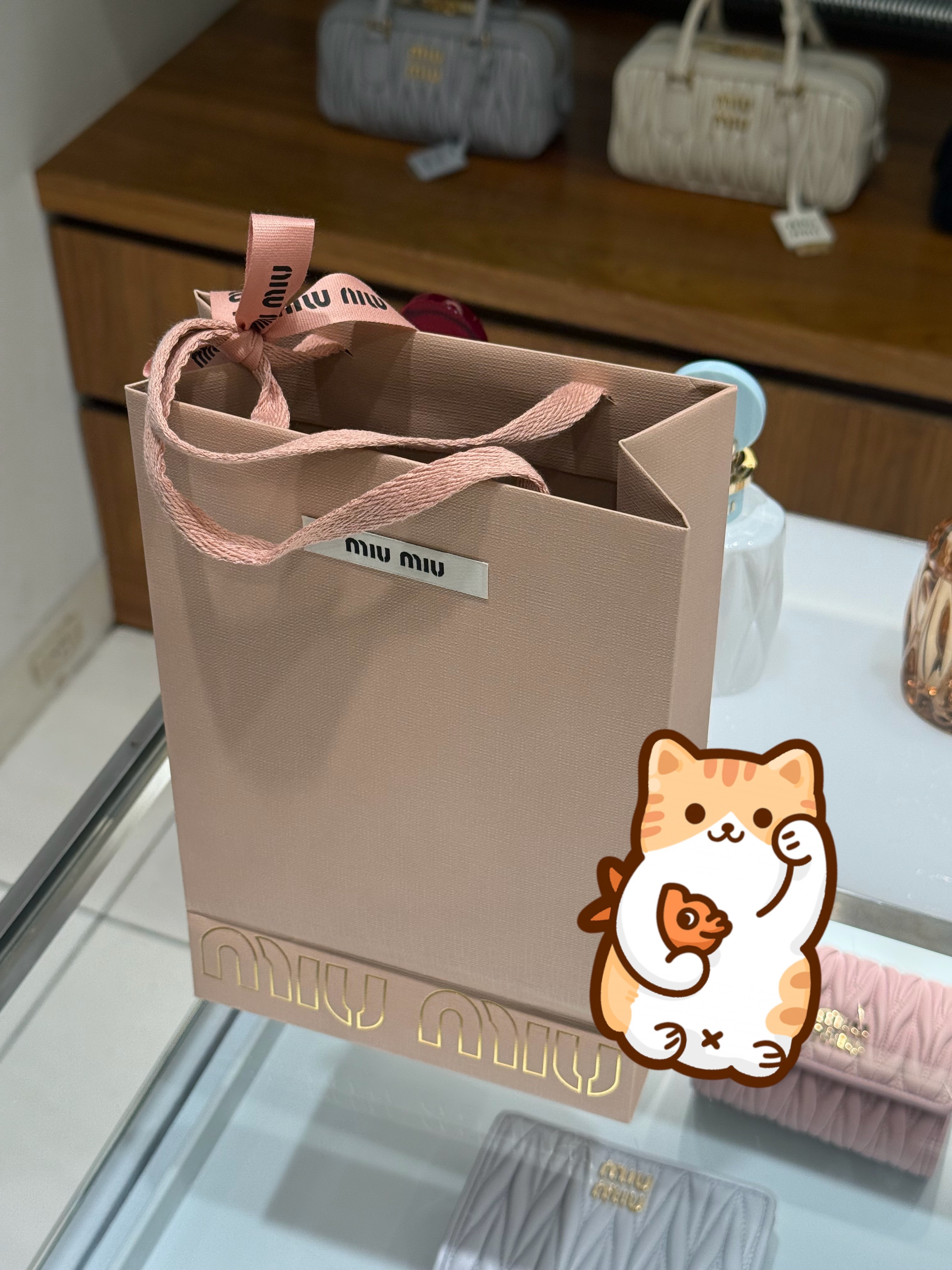 我也有miumiu香水了嘎嘎嘎支持老乱 谢谢帮我dg
