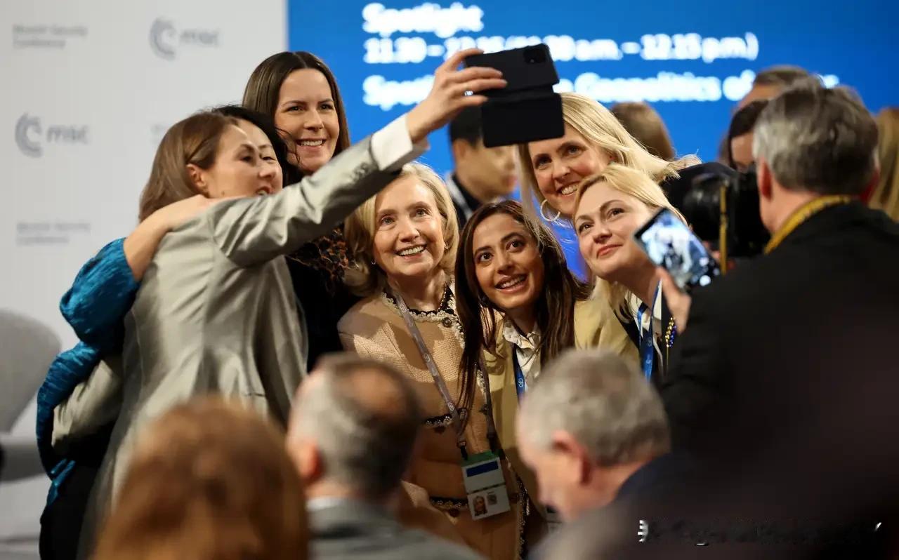 慕尼黑安全会议刚一开幕，希拉里·克林顿高调现身，不是来谈和平，而是专程点火。
