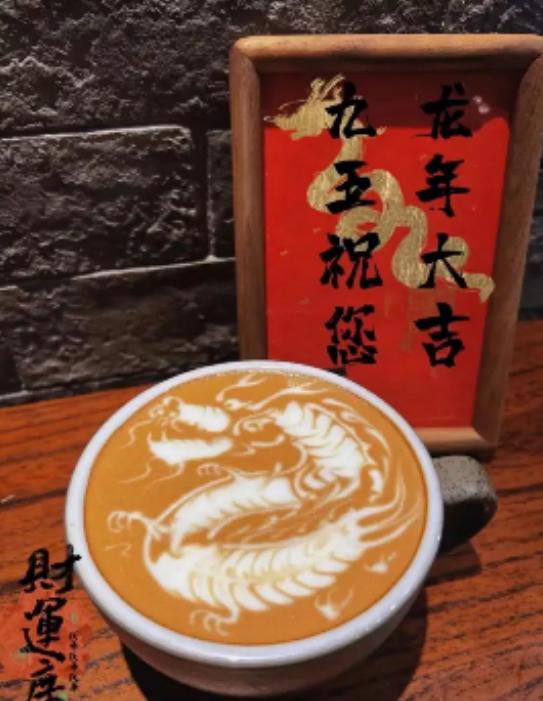 #小城市为什么越来越多咖啡馆# 最近出现了人口回流现象，许多年轻人都选择回到自己