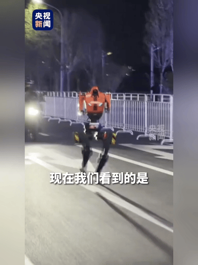 我的天！北京深夜街头，一群“钢铁跑者”竟追着风赛跑，冲线后还把腿一翘耍起小性子，