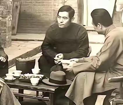 1942年，地下党员赵兴兰被捕。一个伪军给他送饭时，突然敲了敲碗底，还说要救他出