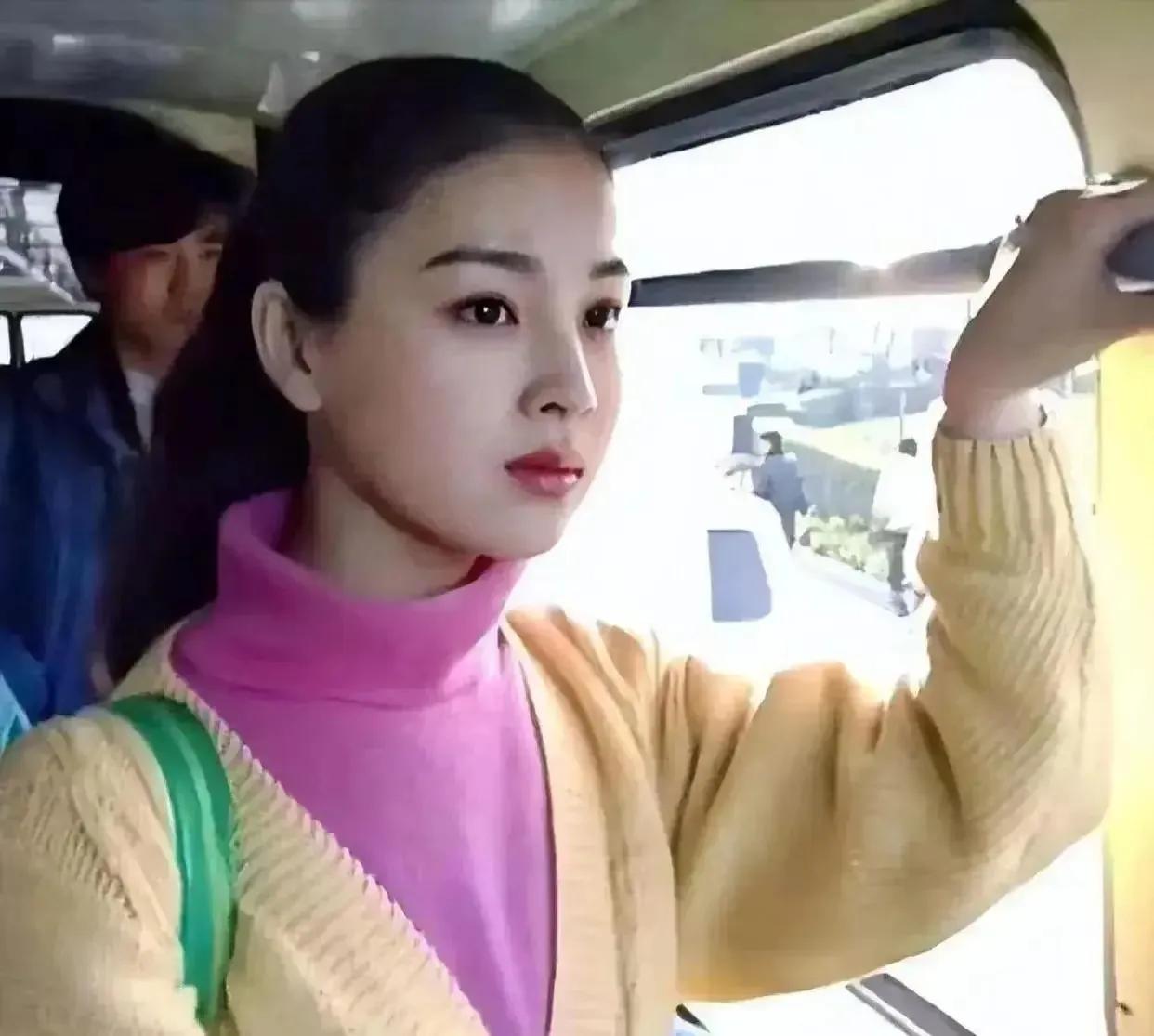 她真是太好看啦！

现在的娱乐圈都流行锥子脸，瘦成纸片人，觉得才算好看。

但是