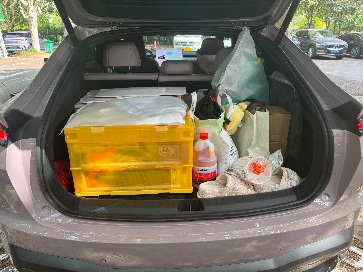 暂时委屈一下后备箱哈哈哈哈哈哈哈哈哈，5T 的话 17 号下线了[并不简单][并