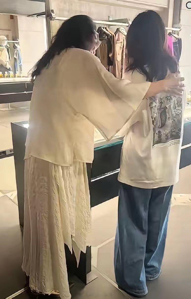 小玥儿换新发型了回北京了和奶奶筱梅阿姨一起逛街她们对小玥儿很好细节都能看得出来呵