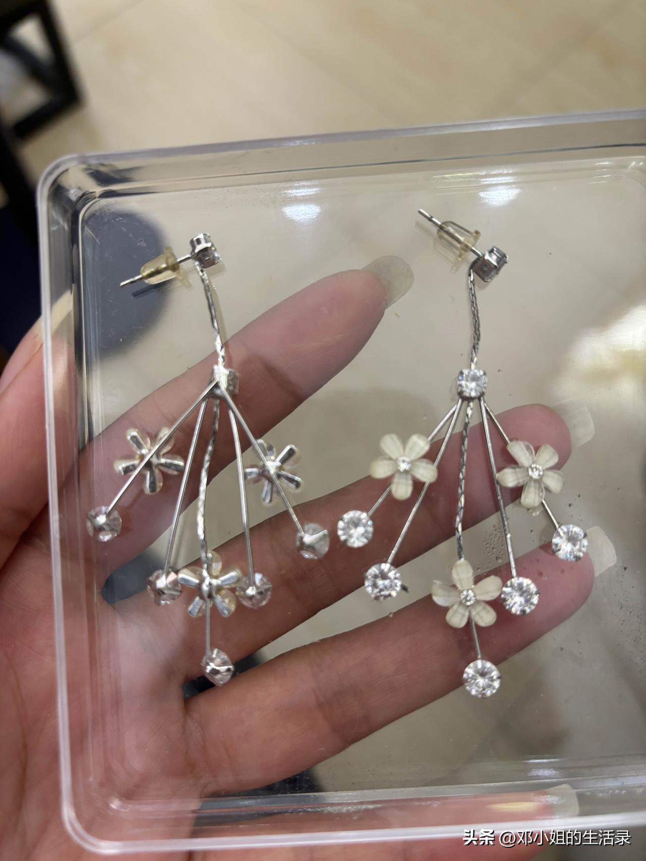 好久没戴耳环了
还是五年前在重庆时候买的
时间真快啊！我们在一起快6年了
[大笑
