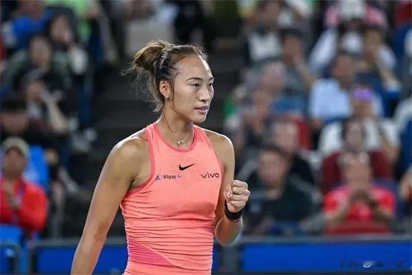 WTA500赛东京站，郑钦文与日本的内岛萌夏比赛结束后，用了几句日语感谢球迷的话