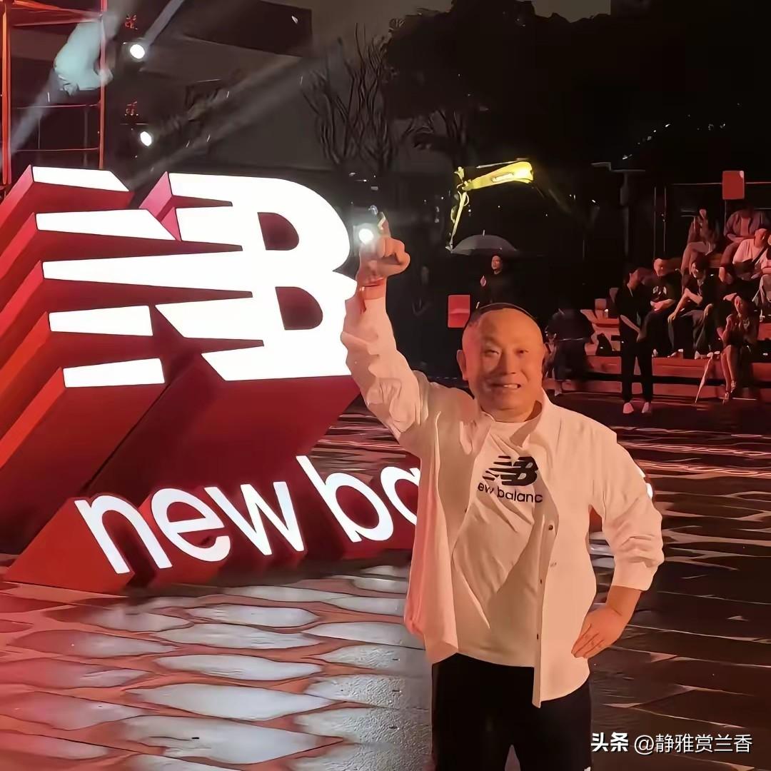 西安赛格商户老板严鹏走了。坠楼前，他做的最后一件事——催着财务加急算工资，确保每