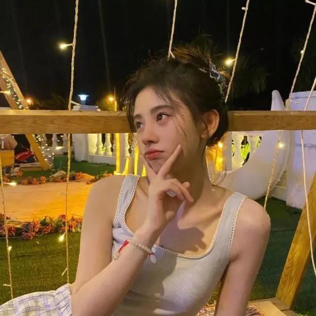 夜晚的宁静与思考，微风轻拂发梢，心境平和。独处的治愈感 独处的感受 独处的快乐感