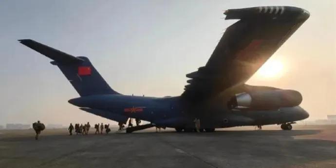 目前我军各路部队正在地震灾区开展抗震救灾工作，还有一些部队作为后援力量正在待命出