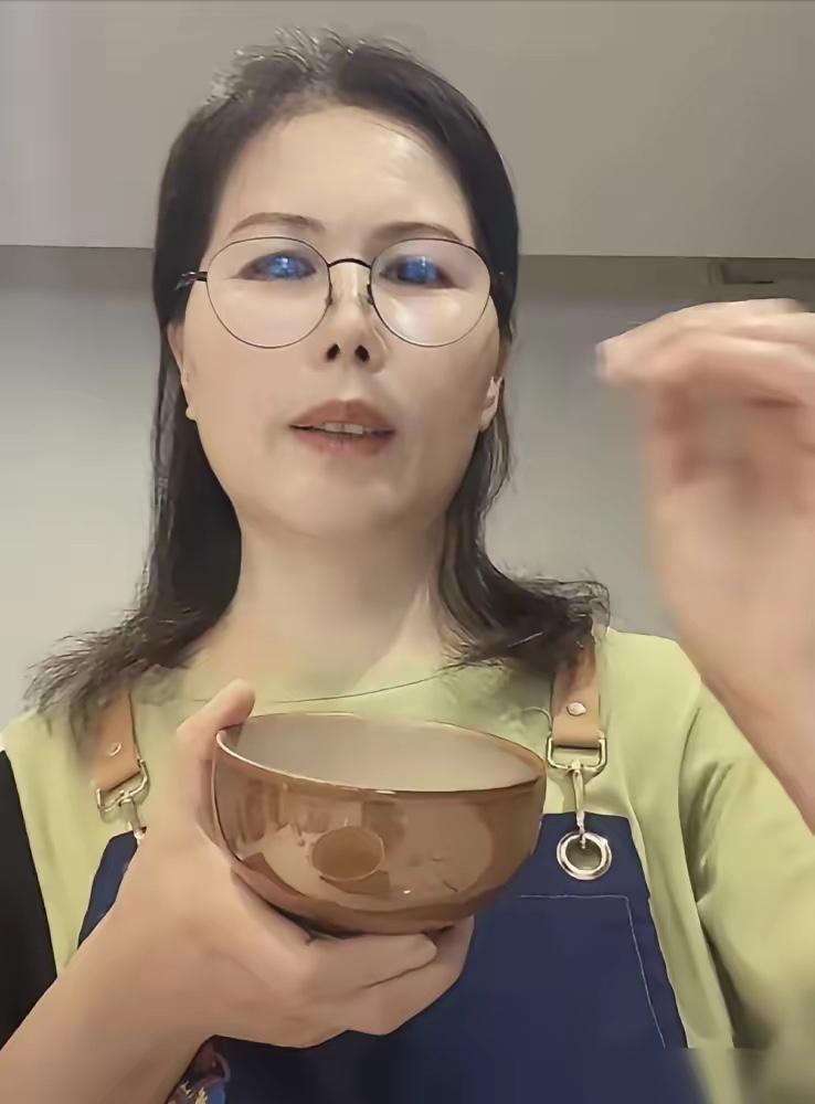 小菲家的阿姨，很厉害，陪着小菲家，经历了大起大落，他的女儿就是小杨阿姨从小带到大