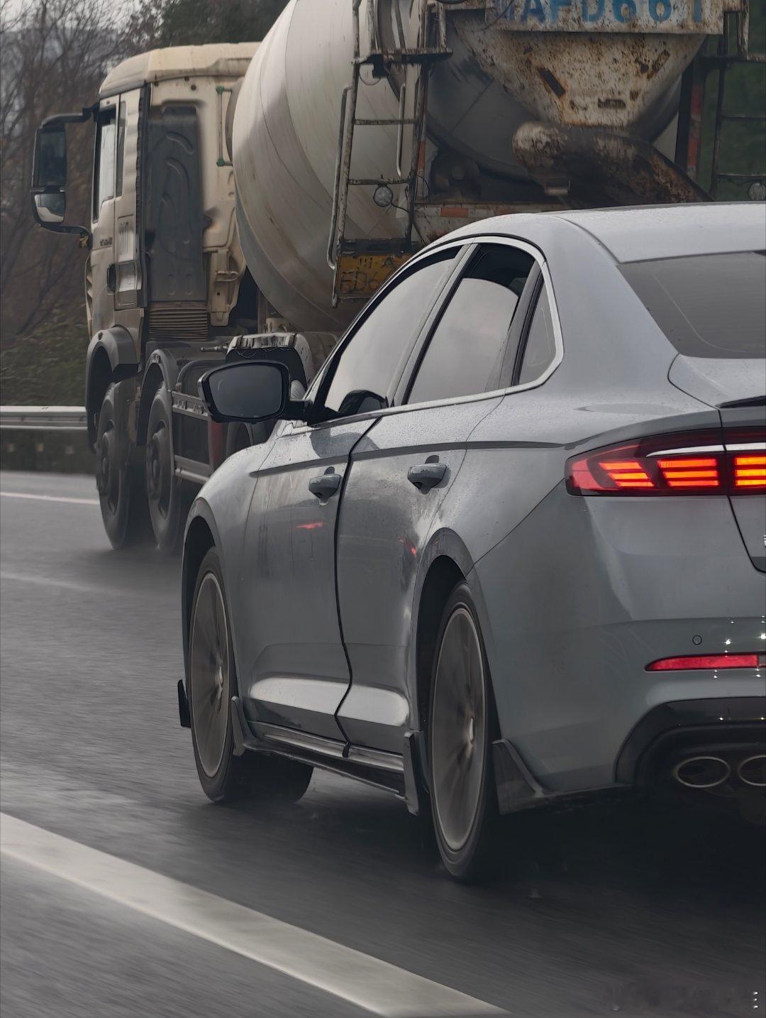 开个车摇摇晃晃的哥，你门都不关好，你实习……新手司机 成都