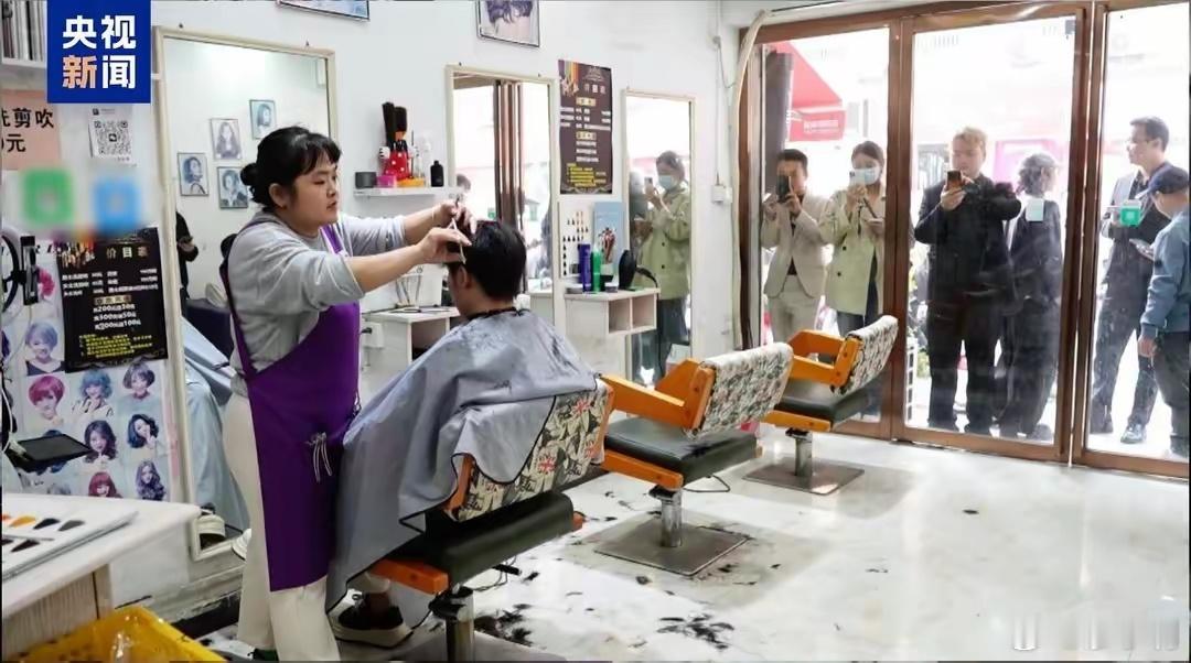 丈夫称晓华不会上春晚舞台 晓华上春晚舞台能干啥呢？唱歌、跳舞……好像都不会，总不