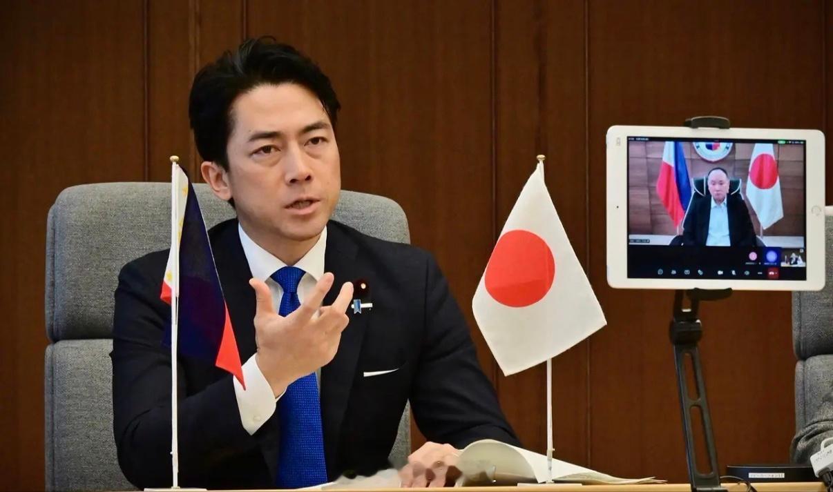 日本防卫大臣小泉进次郎今天（12月19日）发文写道：“我向菲律宾防长特奥多罗解释