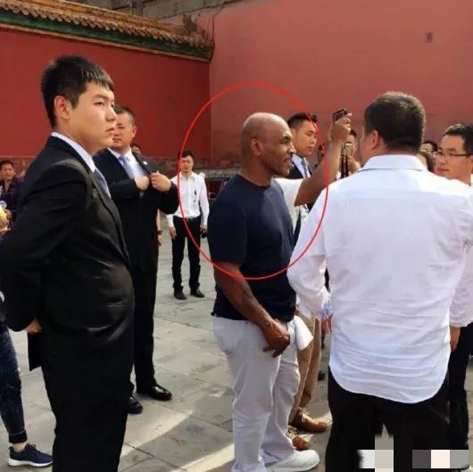 2006年，世界拳王泰森来中国偷偷瞻仰毛主席遗容，半分钟后，他出来说了一句这辈子