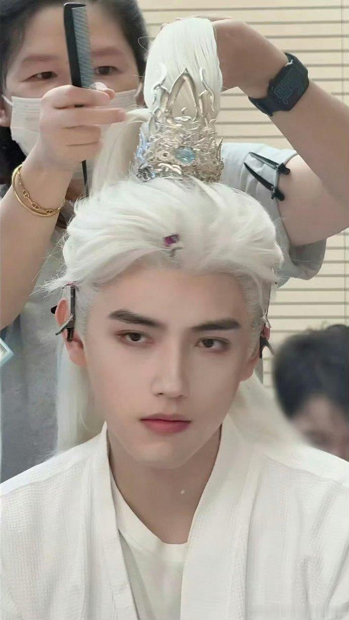 陈飞宇白发仙君造型live图陈飞宇白发仙君四宫格 白发仙君造型 live 图流出