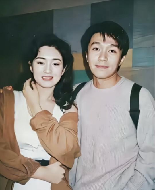 帅哥靓妹两个人看起来很登对，看图片星爷也帅过，巩俐更是美翻天。