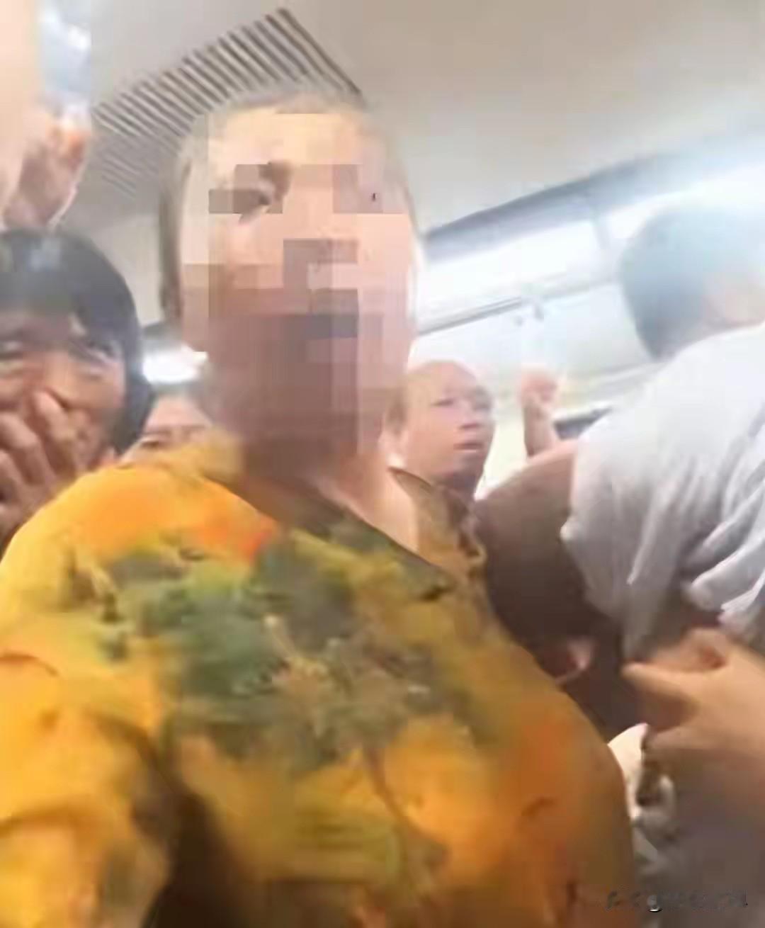 “没有天理了！”北京一女子乘坐地铁时，被大妈要求给抱有孩子的人让座，拒绝后遭大妈