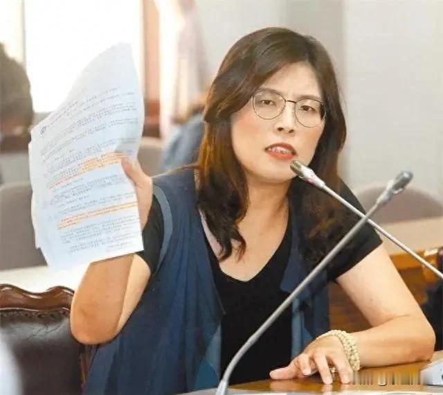 嘴上说着九二共识、两岸和平，实际行动却是凡事往美国跑、事事看华盛顿脸色。

说白