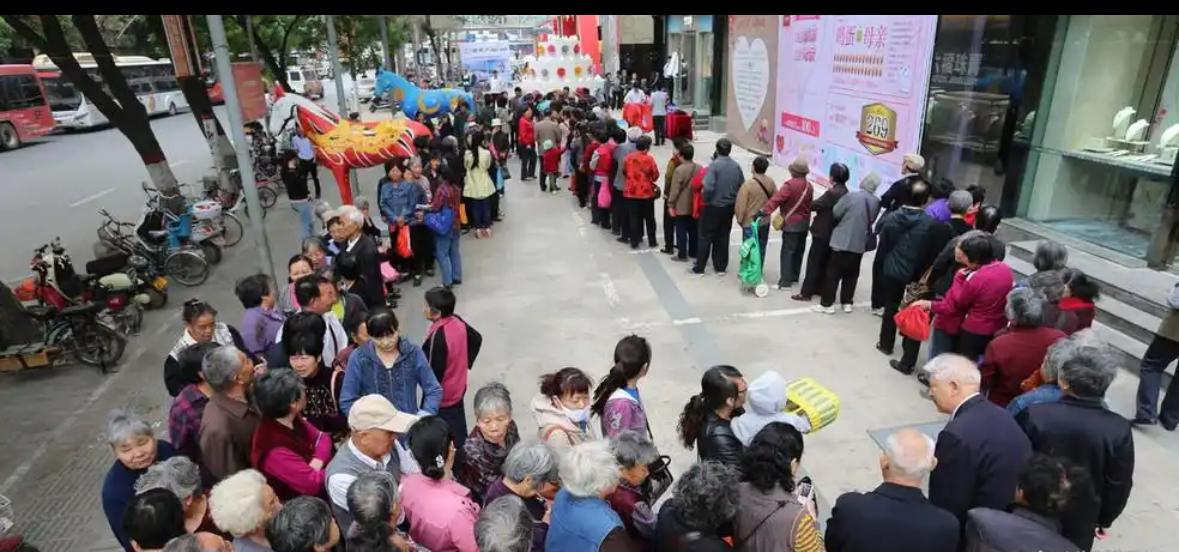 一块钱领10个鸡蛋的吸引力竟然如此之大！

鸡蛋3.5一斤，10个鸡蛋也就5块钱