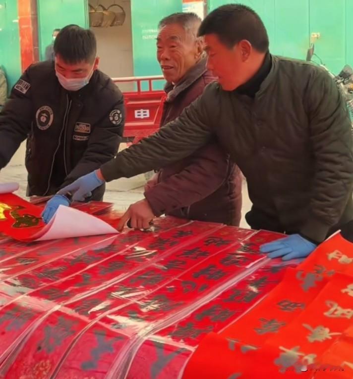 腊月廿八，大街小巷，购物的人一下子多起来，有的商品都卖缺货。
       这几