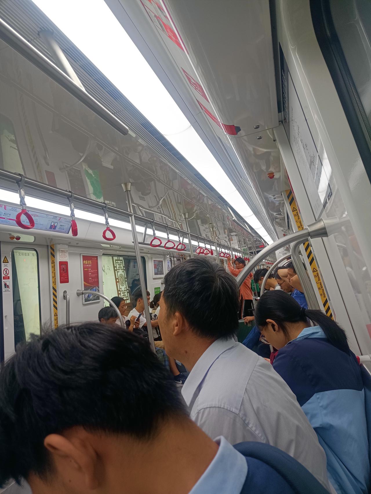 之前刷到好多人说绍兴地铁没人坐，我今早六点半上1号线直接被挤得差点没找到扶手。