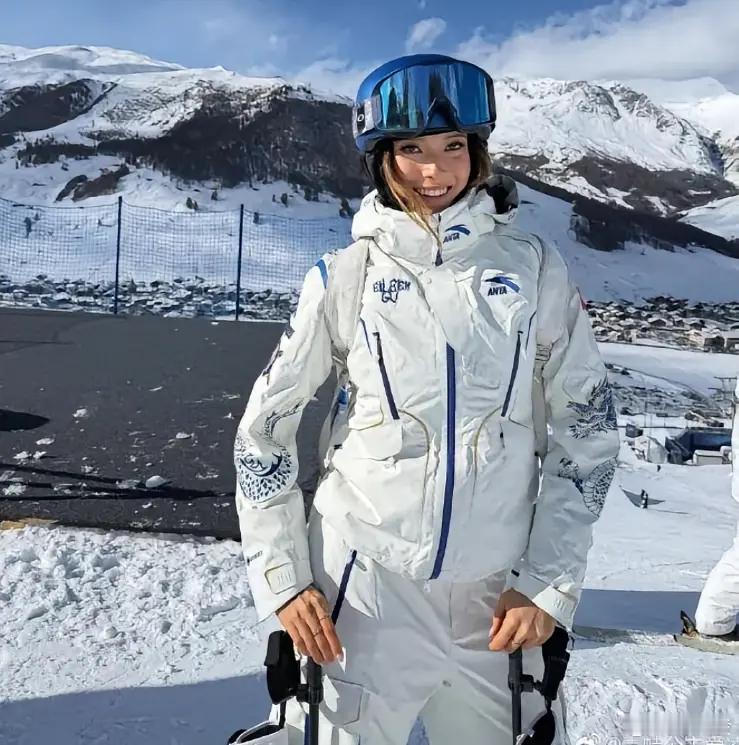 谷爱凌青花瓷龙战袍绝美  谷爱凌冬奥会新战袍“一身中国元素”，本人赛后披露设计巧