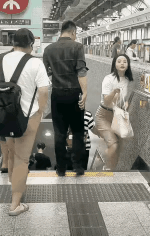 是不是像极了节后早班没赶上地铁的你