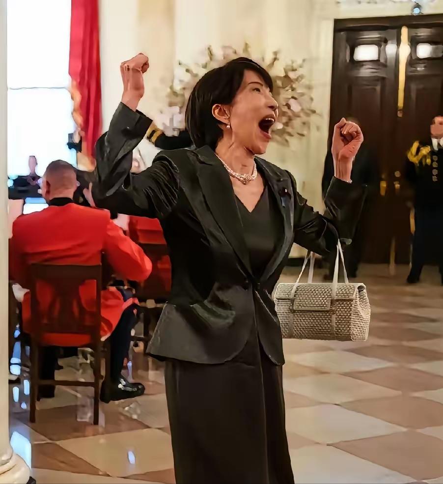 高市早苗这张照片从白宫流出后，日本网友顿时破防了，这是把日本民众的脸按在地上摩擦