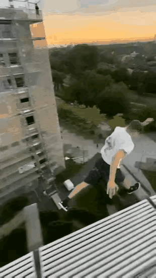 视频中，一个男人在空地面40米的高楼凌空踏柱。
视频中，只见这个男的一步跨一米，