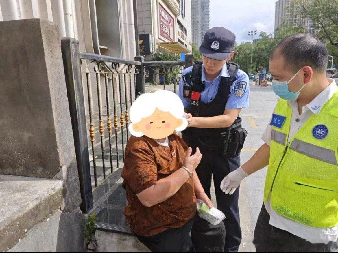 台州路桥警网联动暖心护送摔倒老人归家老人意外摔倒、记忆不清，民警及时伸出援手，移