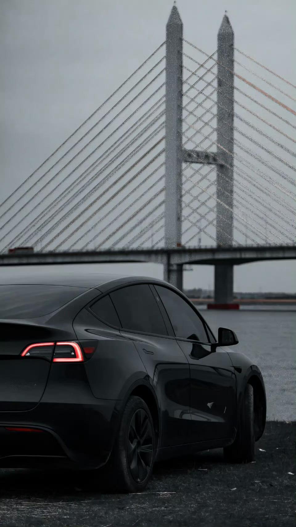 当经典黑色邂逅老款Model Y，每一程都是心动的回响。 ​​​