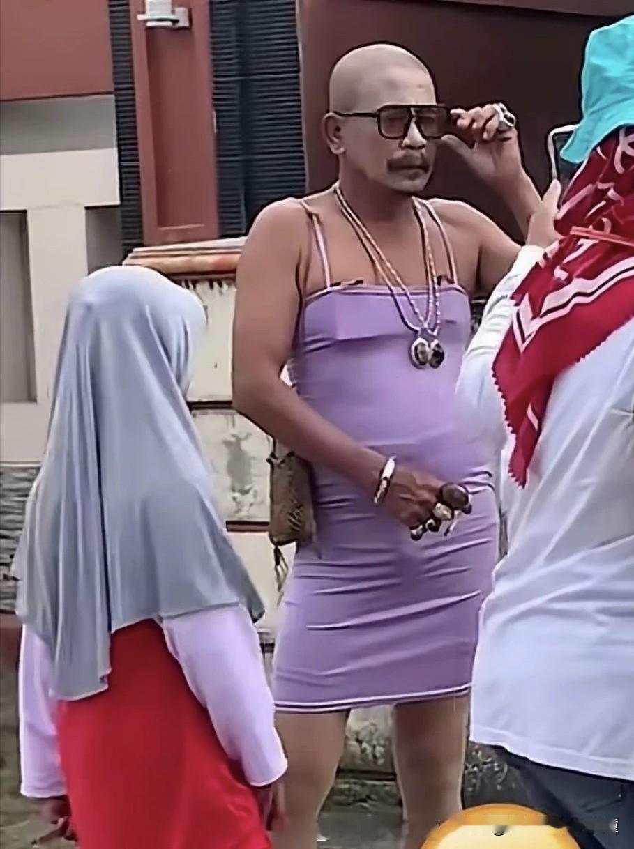 泰国旅游街头看到的一幕
这个男人这个岁数这种装扮
还在街头乞讨搭讪
我遇到都觉得