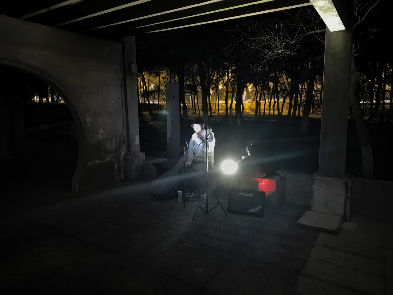 晚上散步，路过湖边公园，听到一阵歌声，很好听。发现是来自湖边的凉亭，于是走了过去