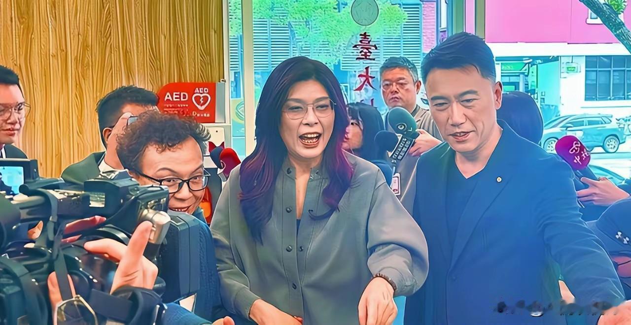 李四川情商低是他最大的弱点，没有主见，易受人摆布，这是他搞政治最大的障碍！
郑丽