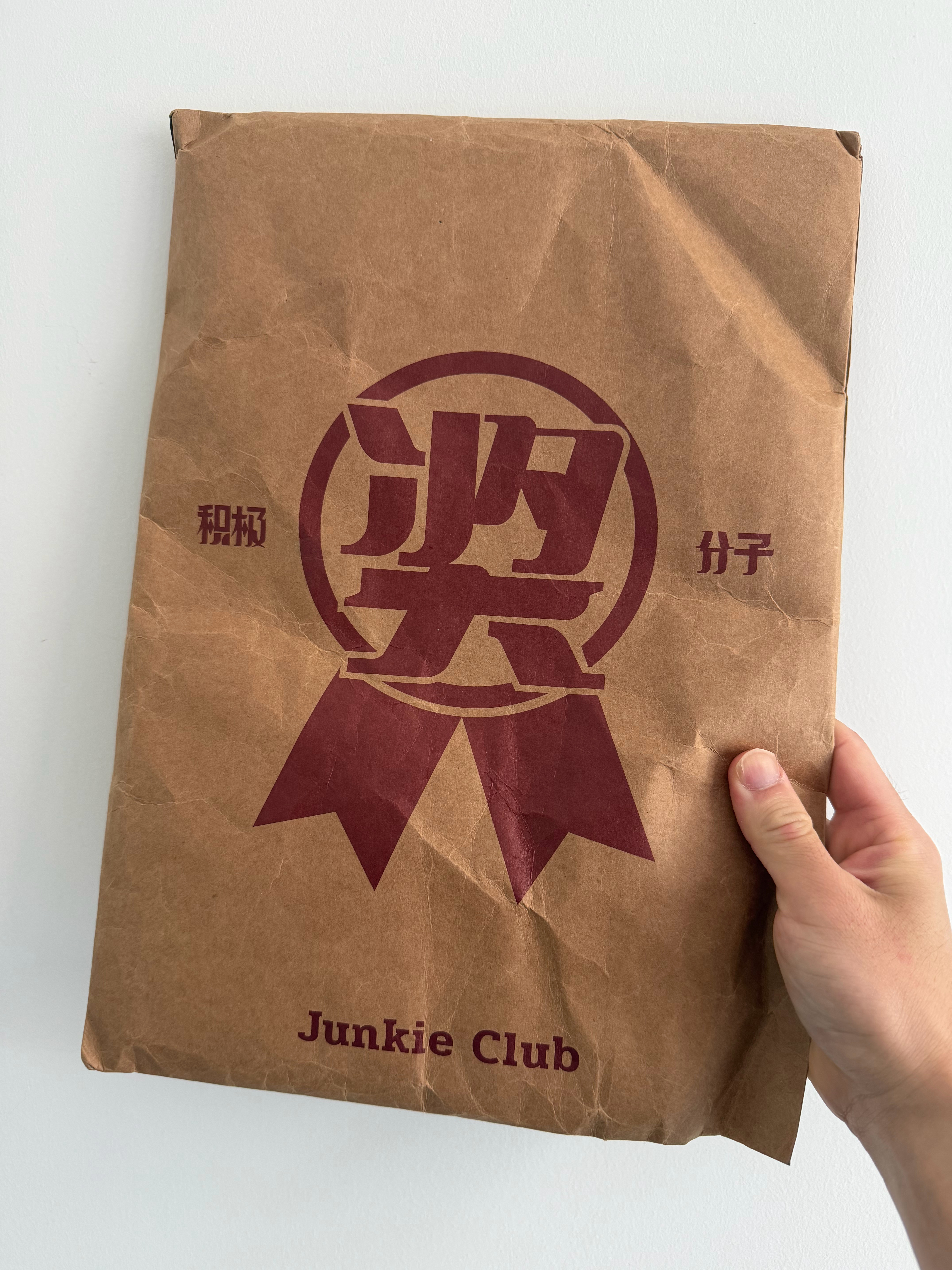 给大家推荐一件任何球场都能穿着的单品无论你看的是什么球、主场还是客场！T恤还有多