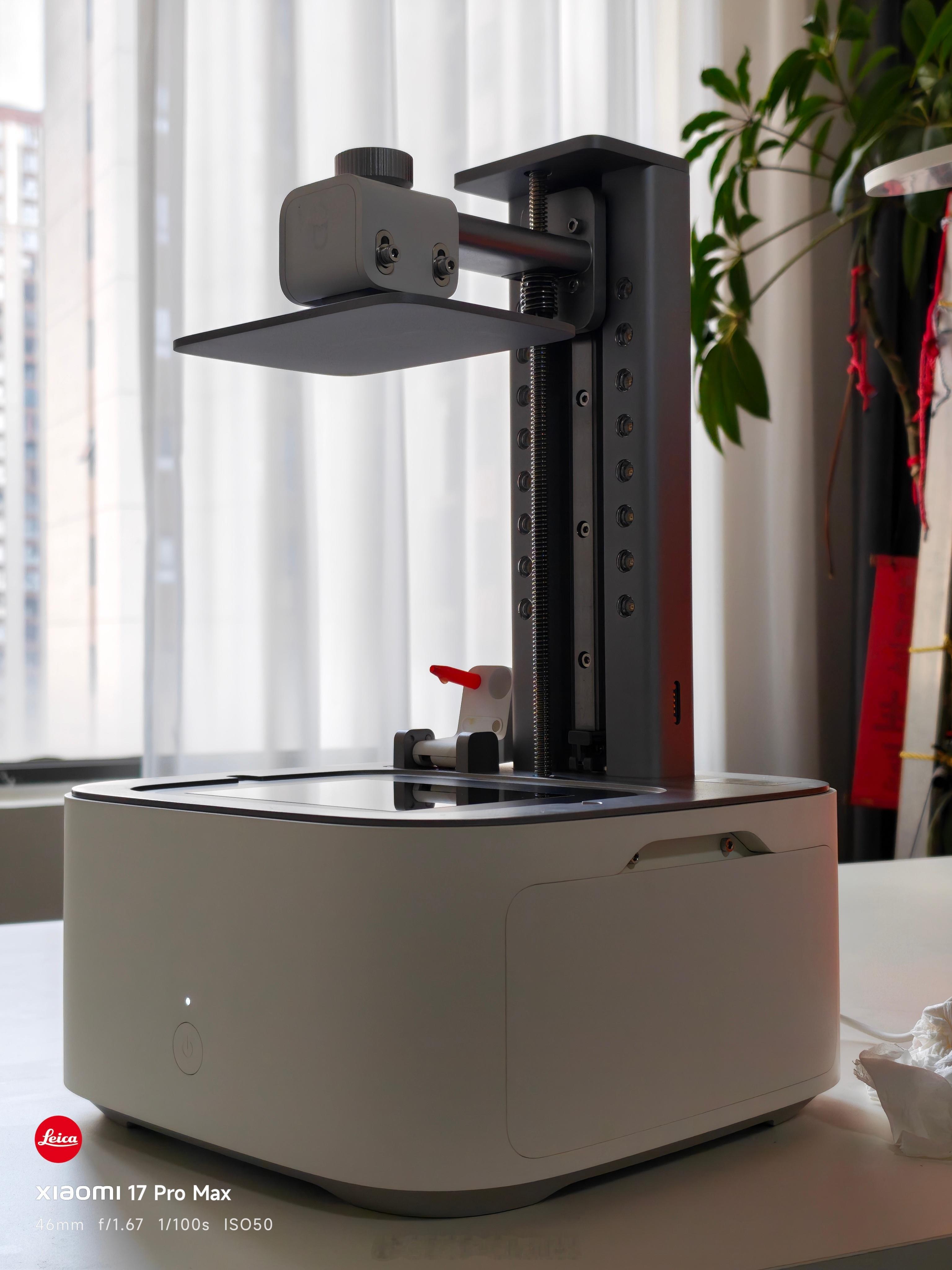 米家之前也做过光固化的3D打印机正好今天我给它翻出来擦擦灰精度还不错，可惜模型生