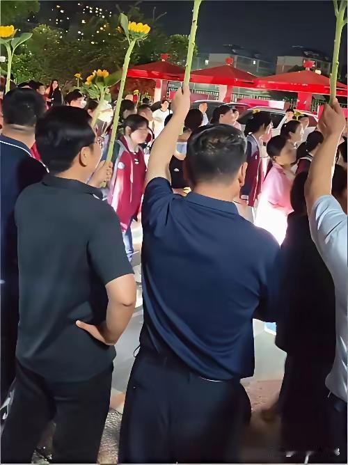 我认为陪考现象背后的原因在于：家长的重视、社会的影响，以及想把孩子12年寒窗苦读