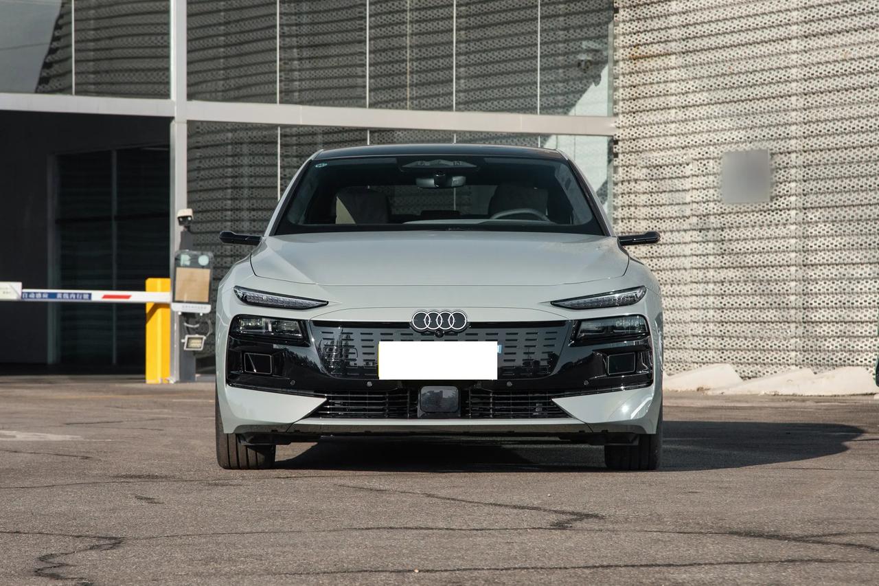 新款A6L e-tron有后驱，也有四驱，但我觉得买这车的人，未必天天盯着零百加