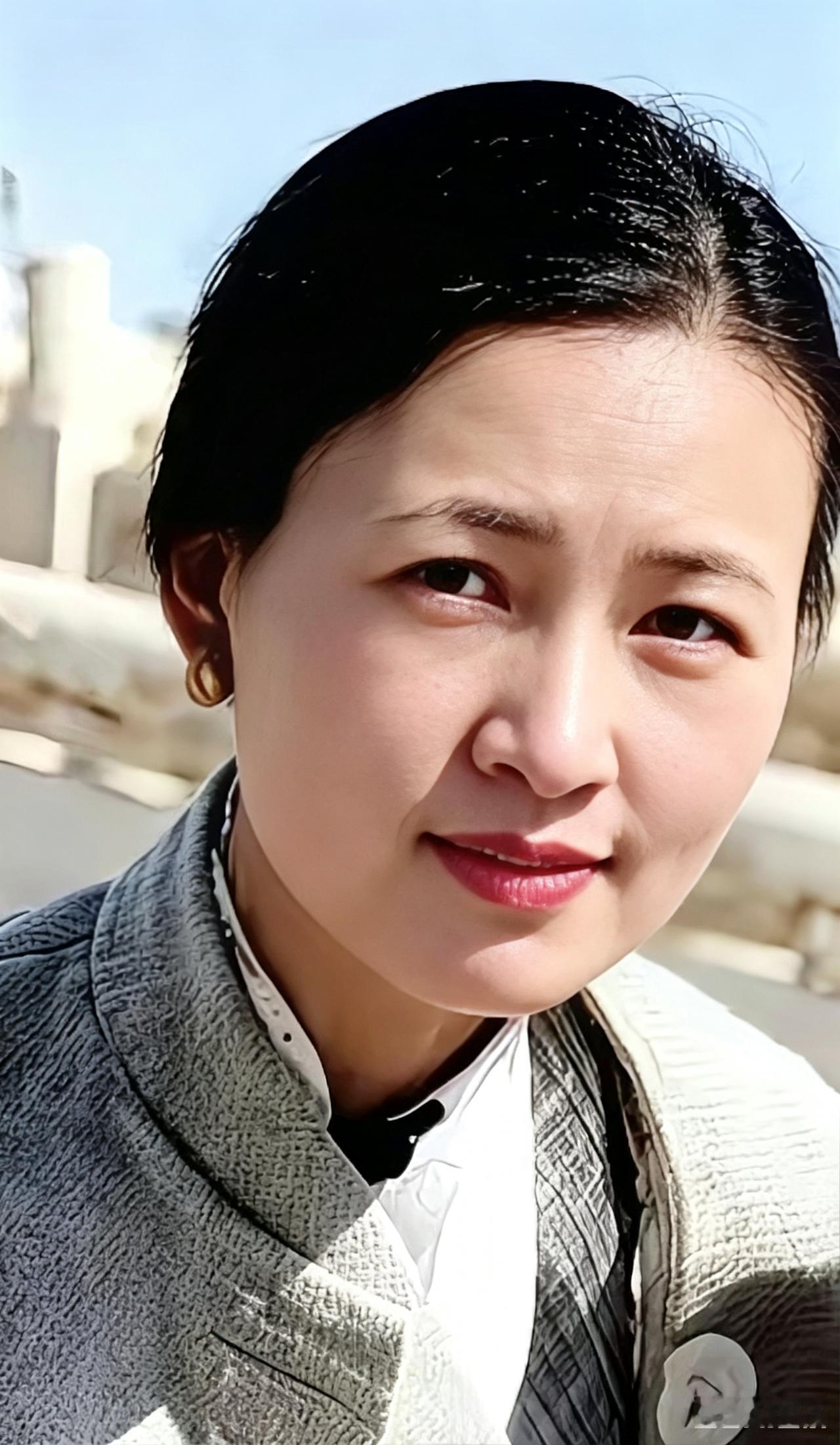 中年林徽因近照，褪去少女娇俏，洗尽铅华见风骨
照片里的她身形清瘦，眉眼仍藏清秀，
