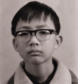 1988年，15岁赖宁因扑救山火牺牲，随后他的故事被收入教材。可是2012年又将