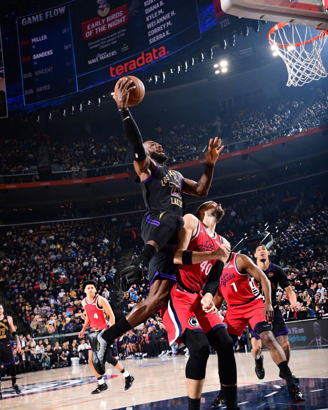 詹姆斯今天上脚的碳纤维质感的LeBron 23 俄勒冈大学PE 