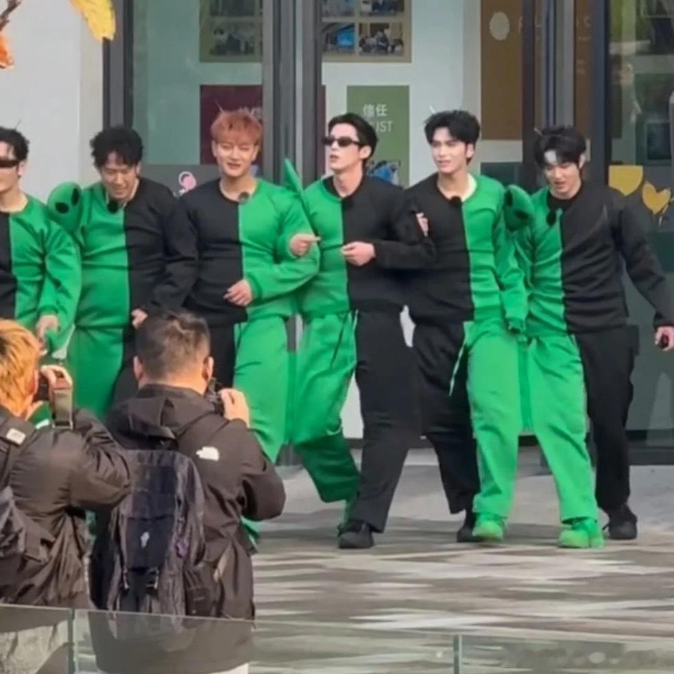 哈哈哈哈 这张王鹤棣的腿型xswl这综艺越来越颠了！ 