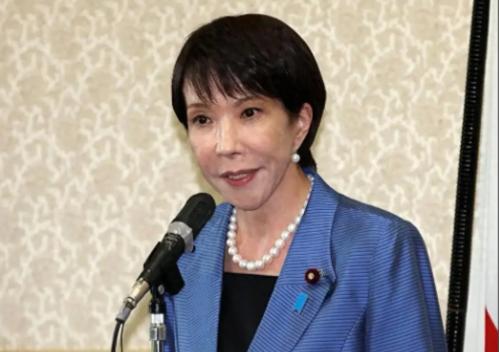 高市早苗这个曾经以“强硬保守派”自居的政客，上台后就像个到处惹事的熊孩子，短短一