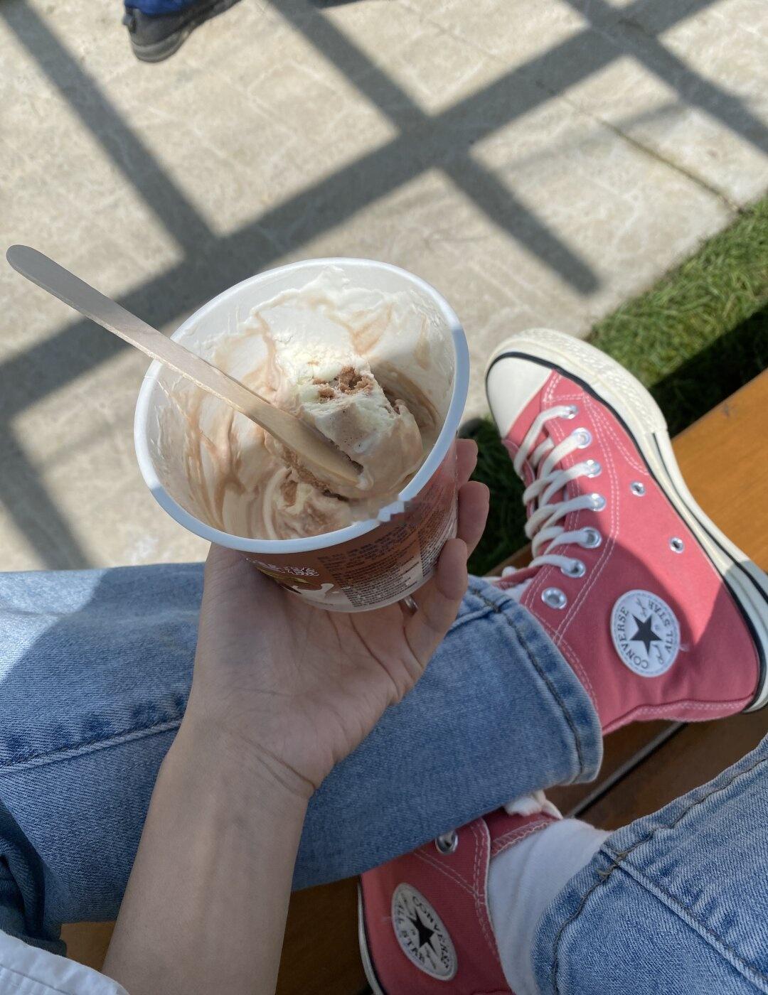 穿匡威，偷个闲，吃根甜🍦
偷个闲，吃根甜。
换上舒服的匡威，独享片刻悠然时光。